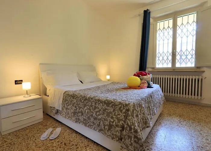 Bed & Parking Cecina Rooms